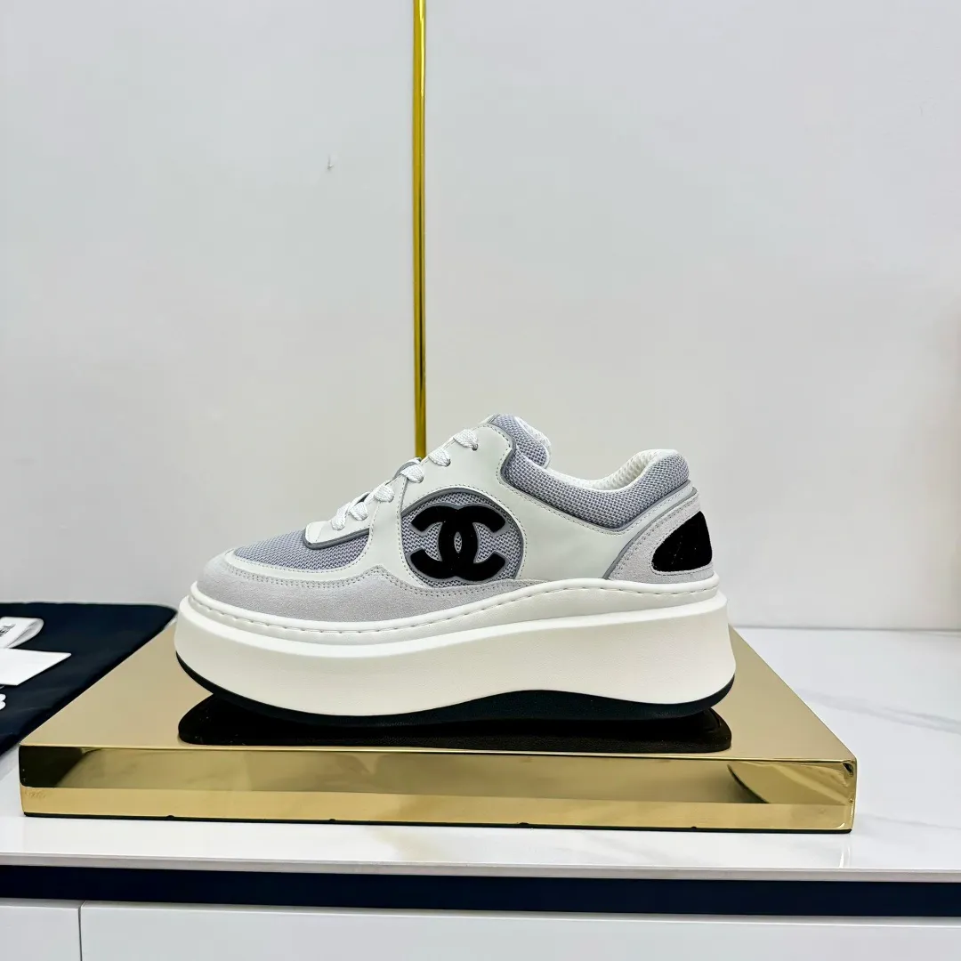 👟👟Ex-factory price 680👟👟 Upgraded version, upgraded version, upgraded version! No rebuttal accepted! ! ! ! Chanel Chanel panda shoes! 2025 counter's top casual sports shoes. This classic design; the upper is electro-embroidered with a variety of techniques; the outsole is fashionable and sporty; the unusual inclusion of a variety of color matching elements... The diversified mix and match is very good-looking and versatile, and can be used for leisure, fashion, sports, and outdoor... ꫛꫀꪝ Go➫ Materials: ❶Upper made of: original imported first-layer silk cowhide + original waterproof cloth + original first-layer cowhide ❷Inner lining: Original Yangli+Net ❸Outsole based on: Original TPU combination outsole Counter boutique packaging complete set for women 35–41 👉 👉 👉 👉 👉 👉 👉